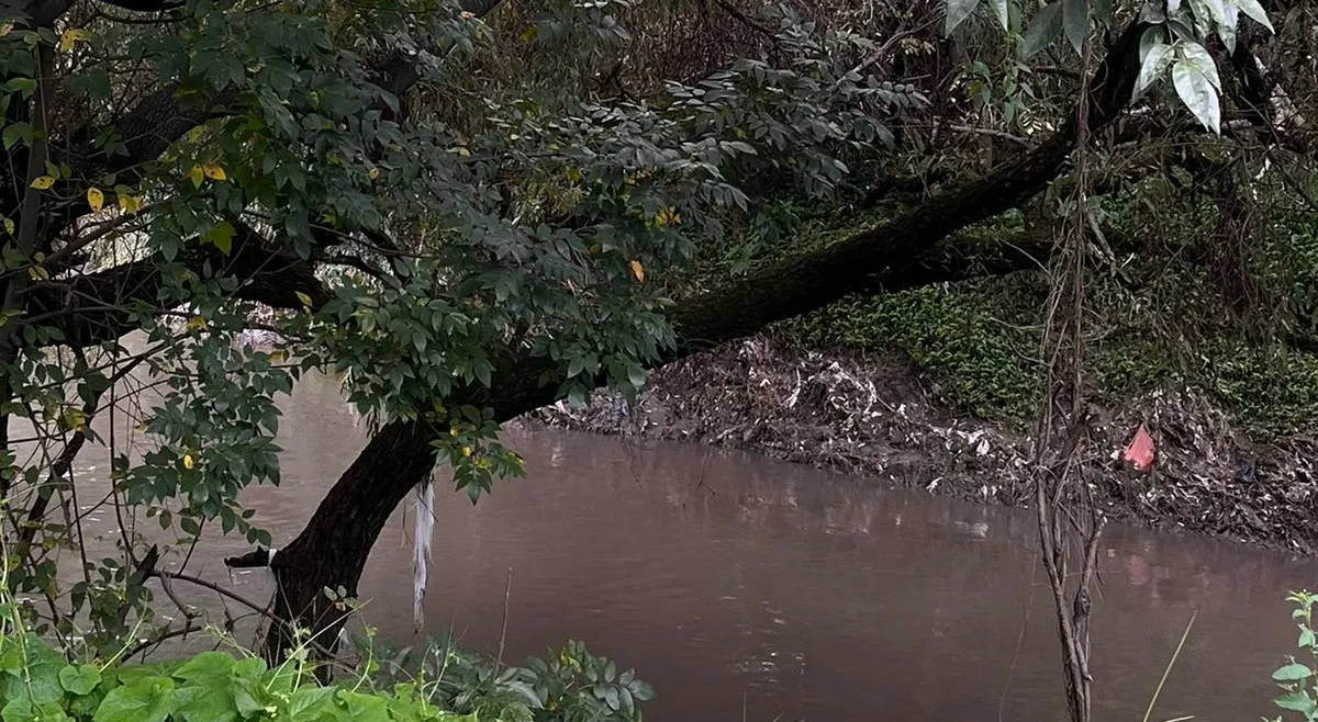 Orilla del río Atoyac contaminada